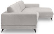 Hellgraues Stoff-Ecksofa mit rechter Ottomane/Longchair, zwei Rückenkissen und schwarzen Metallfüßen, freigestellt auf weißem Hintergrund, Ansicht schräg von vorn links