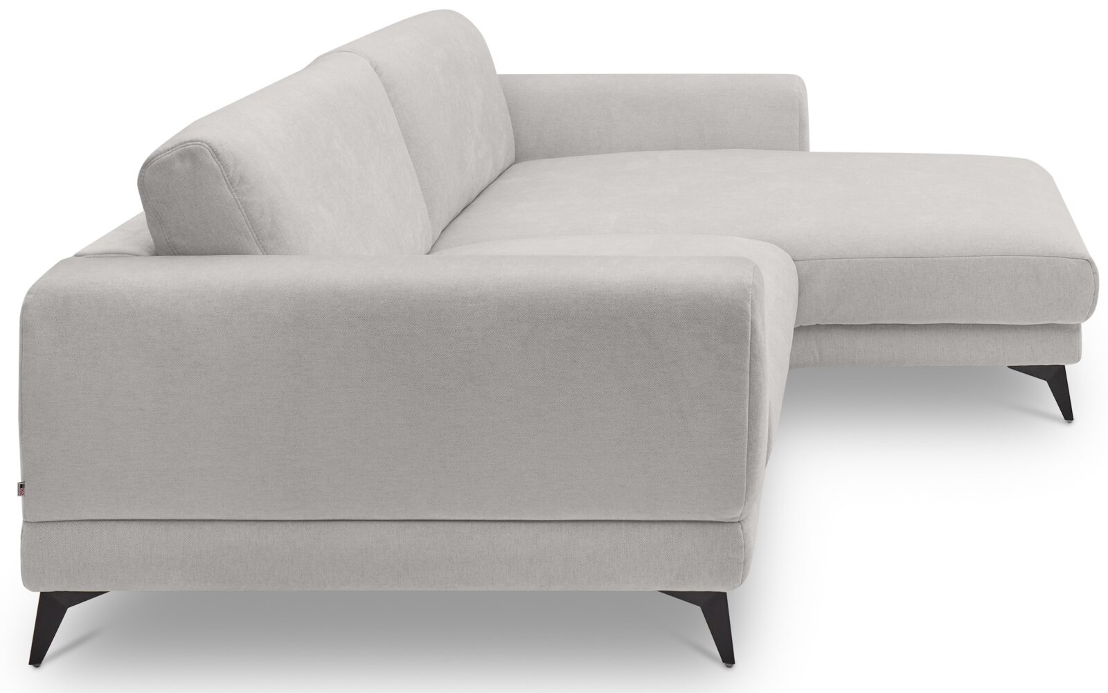 Hellgraues Stoff-Ecksofa mit rechter Ottomane/Longchair, zwei Rückenkissen und schwarzen Metallfüßen, freigestellt auf weißem Hintergrund, Ansicht schräg von vorn links