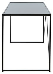 Moderner Schreibtisch mit schwarzer Glasplatte und schlankem Metallrahmen, frontal betrachtet.