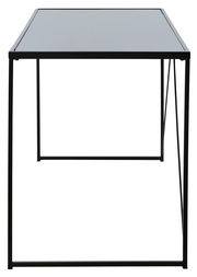 Moderner Schreibtisch mit schwarzer Glasplatte und schlankem Metallrahmen, frontal betrachtet.