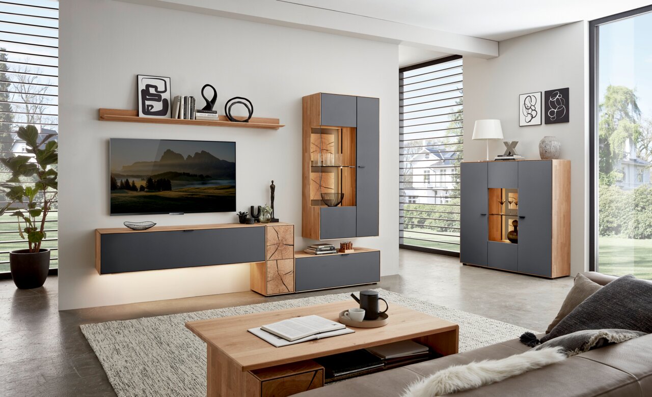 Moderne woonkamer met een stijlvol ingerichte wandplank. Aanzicht vanaf de zijkant.