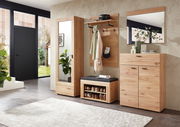 Moderne Garderobenkombination aus Holz mit Spiegel, Schuhschrank, Garderobenpaneel und Garderobenbank in einem hellen Flur. Perspektive von vorne.