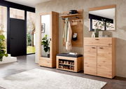 Moderne Garderobenkombination aus Holz mit Spiegel, Schuhschrank, Garderobenpaneel und Garderobenbank in einem hellen Flur. Perspektive von vorne.