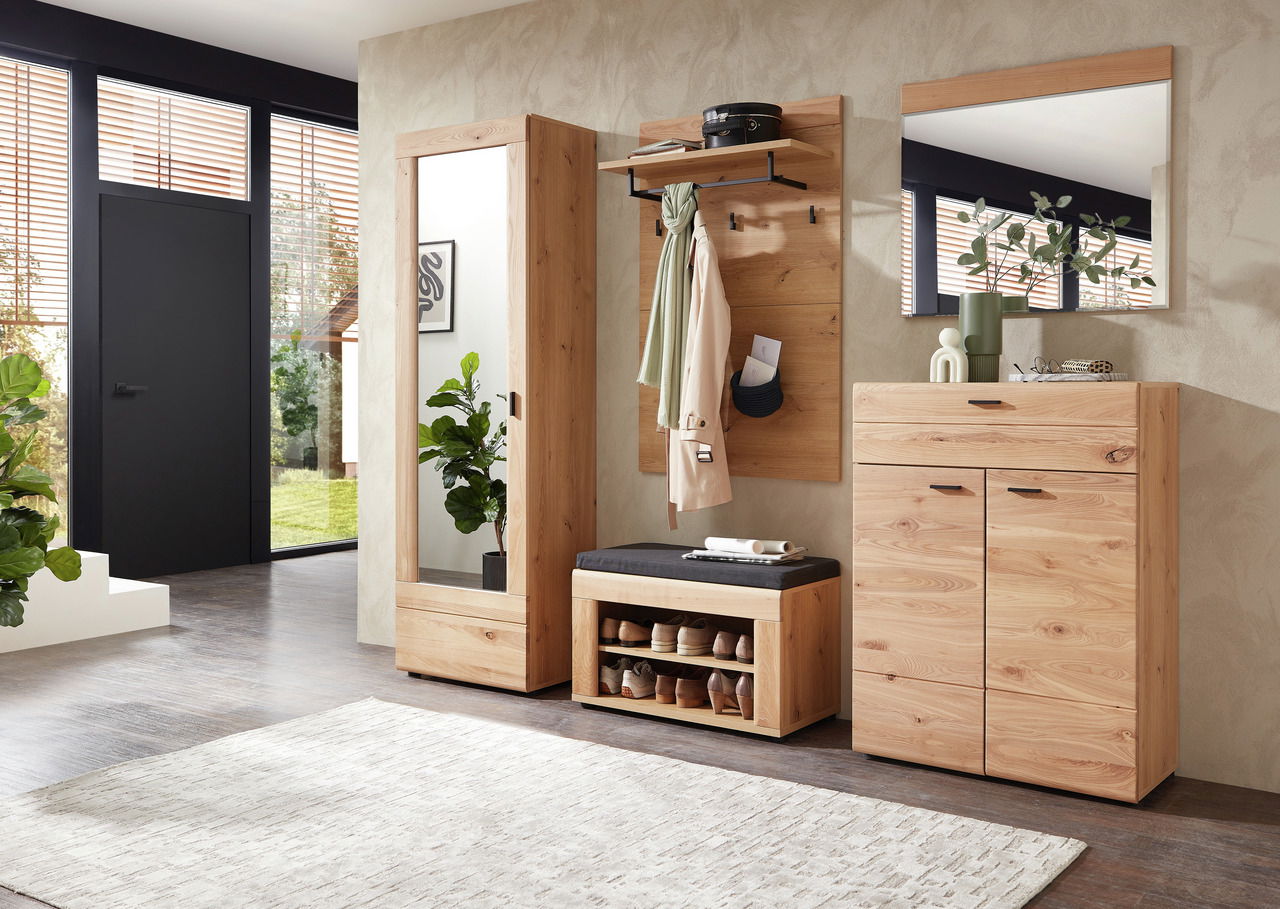 Moderne Garderobenkombination aus Holz mit Spiegel, Schuhschrank, Garderobenpaneel und Garderobenbank in einem hellen Flur. Perspektive von vorne.