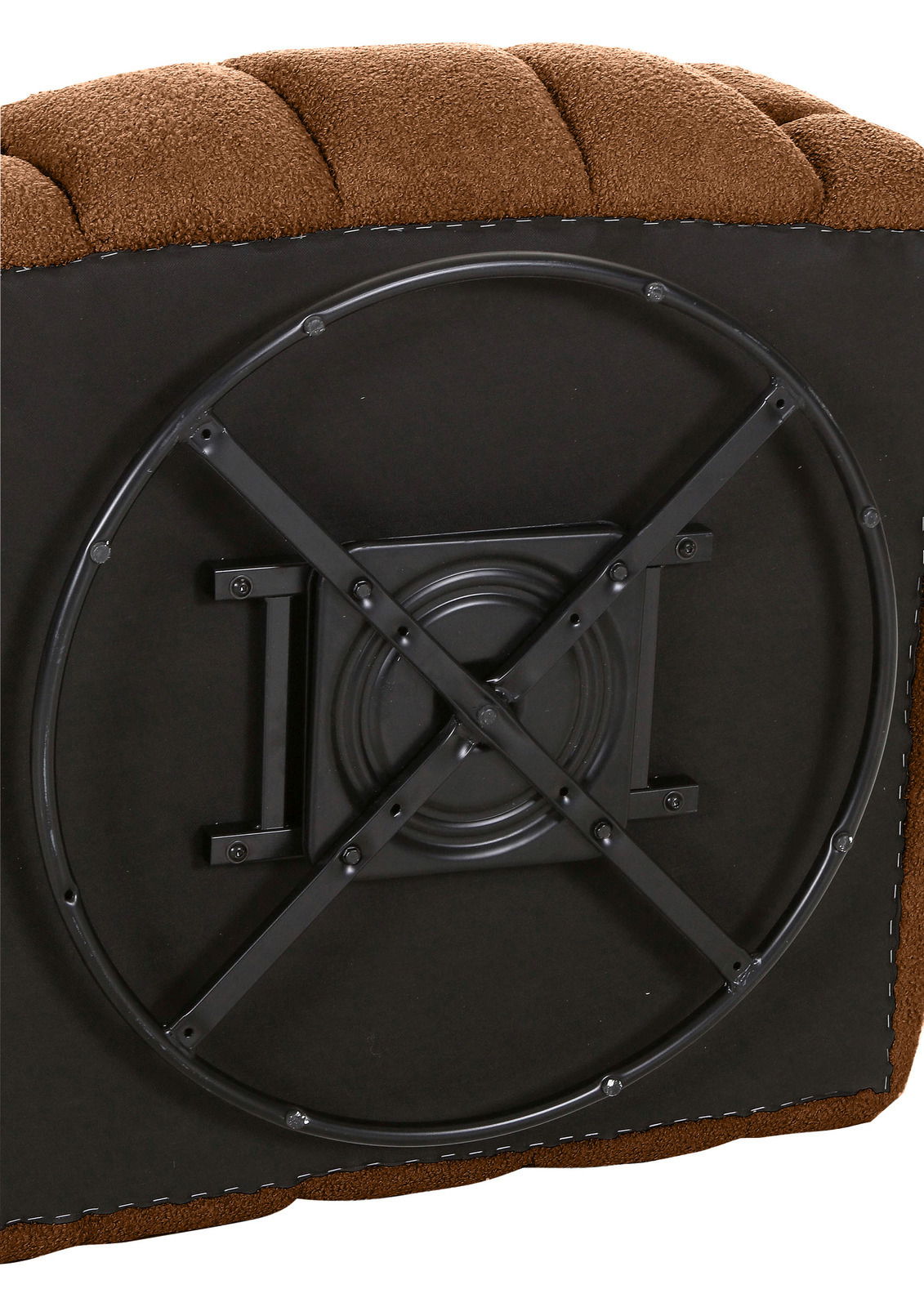 Unterseite eines Drehsessels mit schwarzem Metallgestell und braunem Polster, Perspektive von unten.