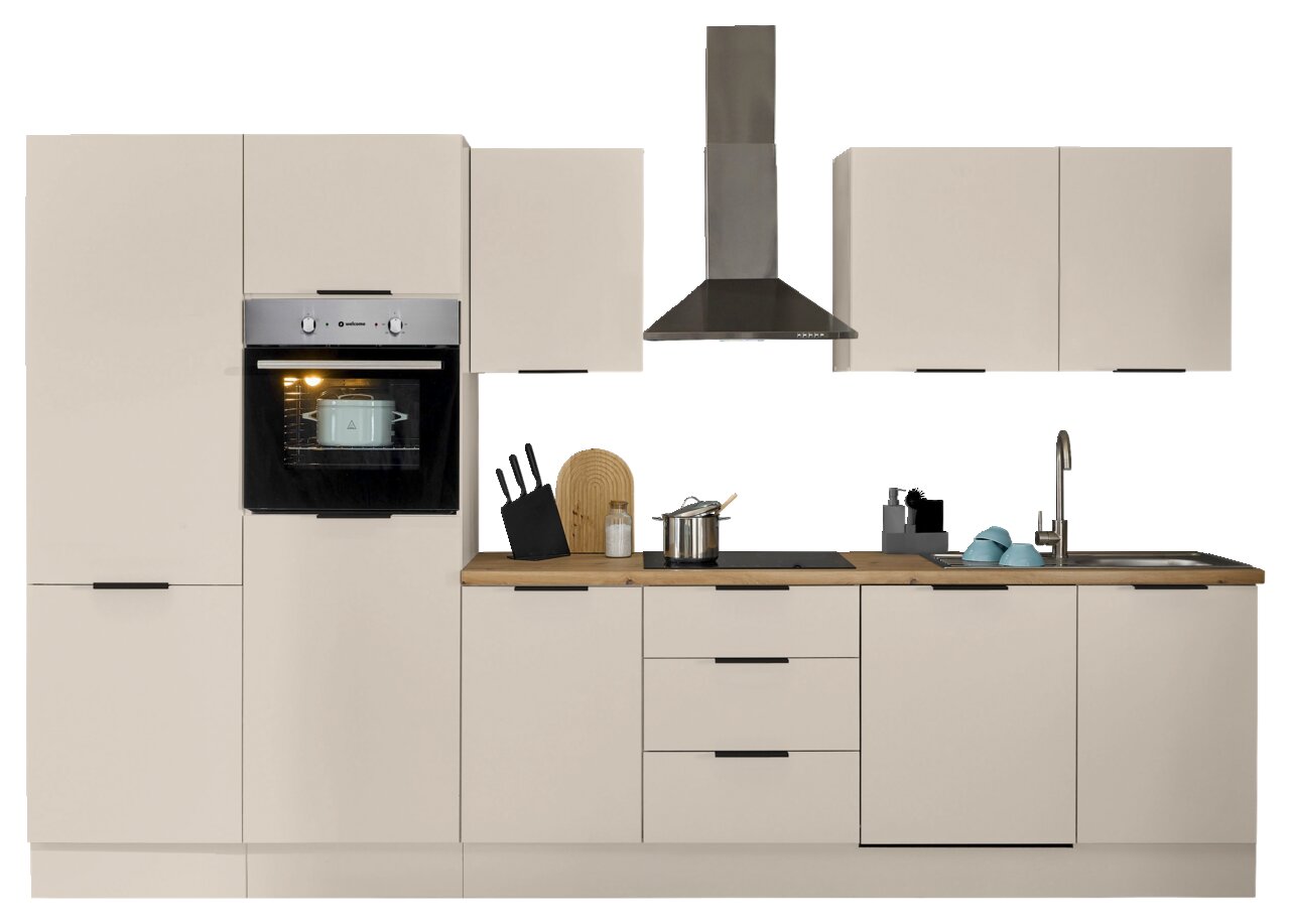 Moderne Küchenzeile in hellem Beige mit integriertem Backofen, Dunstabzugshaube, Spüle und Arbeitsfläche, frontal betrachtet.