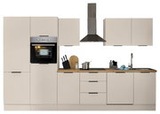 Moderne Küchenzeile in hellem Beige mit integriertem Backofen, Dunstabzugshaube, Spüle und Arbeitsfläche, frontal betrachtet.