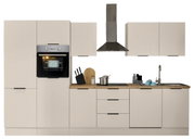 Moderne Küchenzeile in hellem Beige mit integriertem Backofen, Dunstabzugshaube, Spüle und Arbeitsfläche, frontal betrachtet.