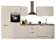 Moderne Küchenzeile in hellem Beige mit integriertem Backofen, Dunstabzugshaube, Spüle und Arbeitsfläche, frontal betrachtet.