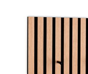 Garderobenleiste aus Holz mit schwarzen Streifen, seitliche Perspektive