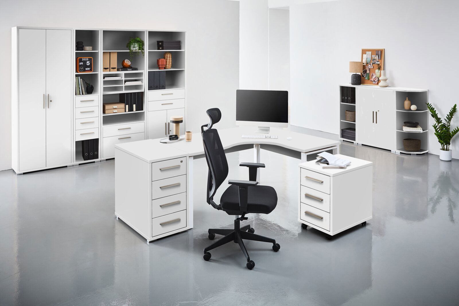 Moderne Büroumgebung mit weißem Eckschreibtisch, ergonomischem Bürostuhl und mehreren Regalen, seitliche Perspektive.