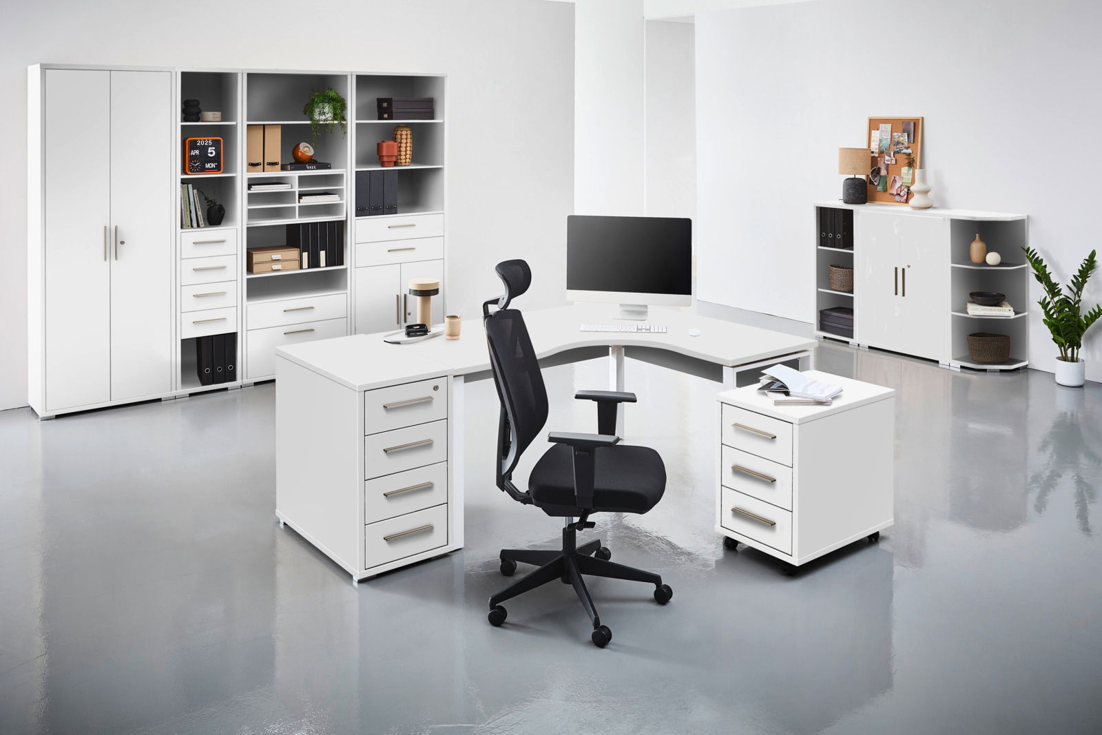 Voleo Eckschreibtisch CONNECT Moderne Büroumgebung mit weißem Eckschreibtisch, ergonomischem Bürostuhl und mehreren Regalen, seitliche Perspektive.