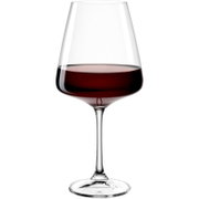 Rotweinglas mit 660ml Fassungsvermögen, gefüllt mit Rotwein, seitliche Perspektive