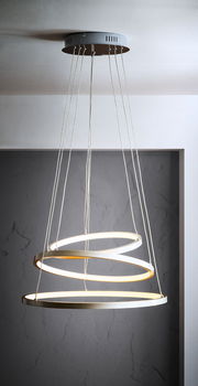 Moderne LED-Hängeleuchte Anelli mit drei ineinander verschlungenen Ringen, von unten betrachtet.