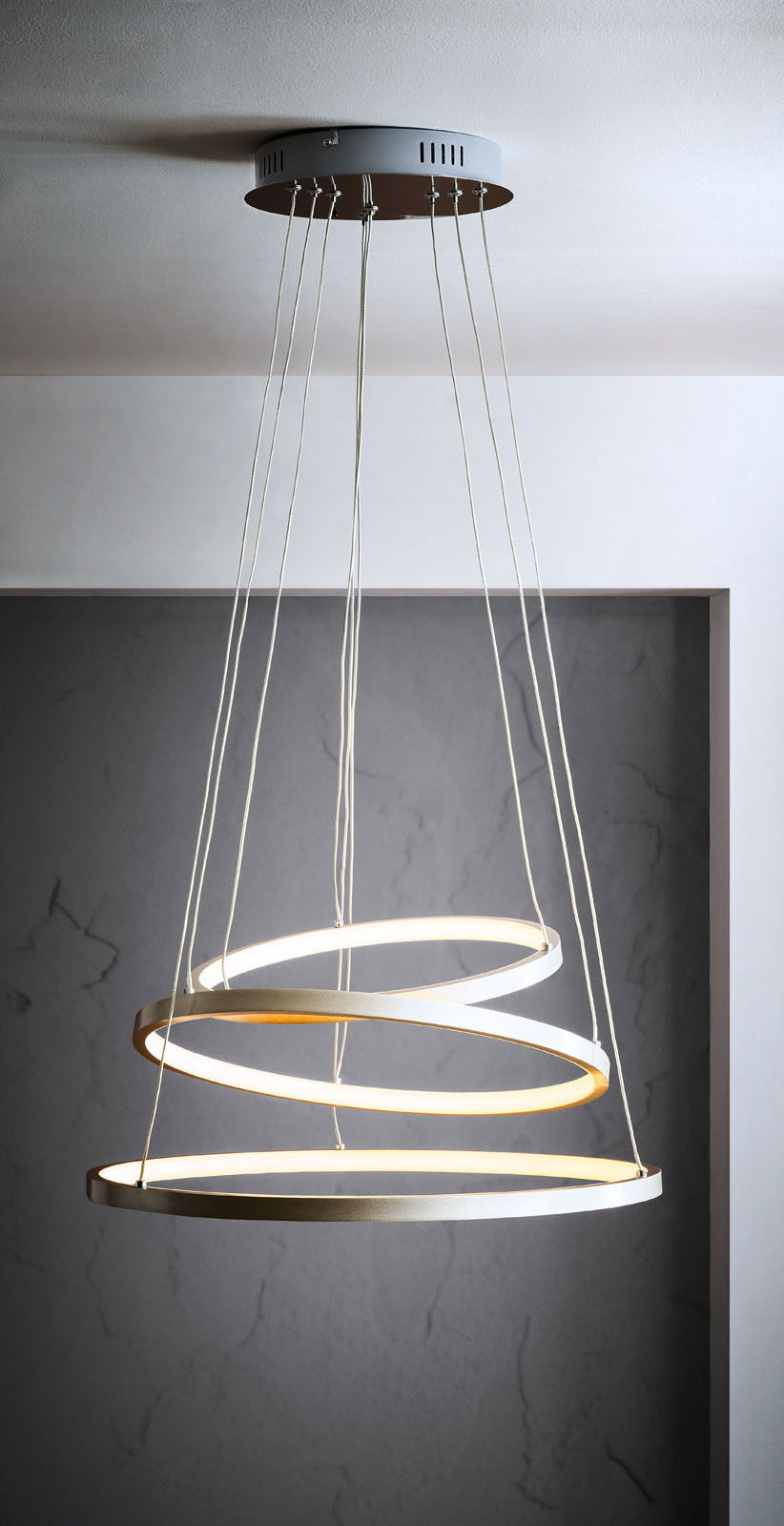 Moderne LED-Hängeleuchte Anelli mit drei ineinander verschlungenen Ringen, von unten betrachtet.
