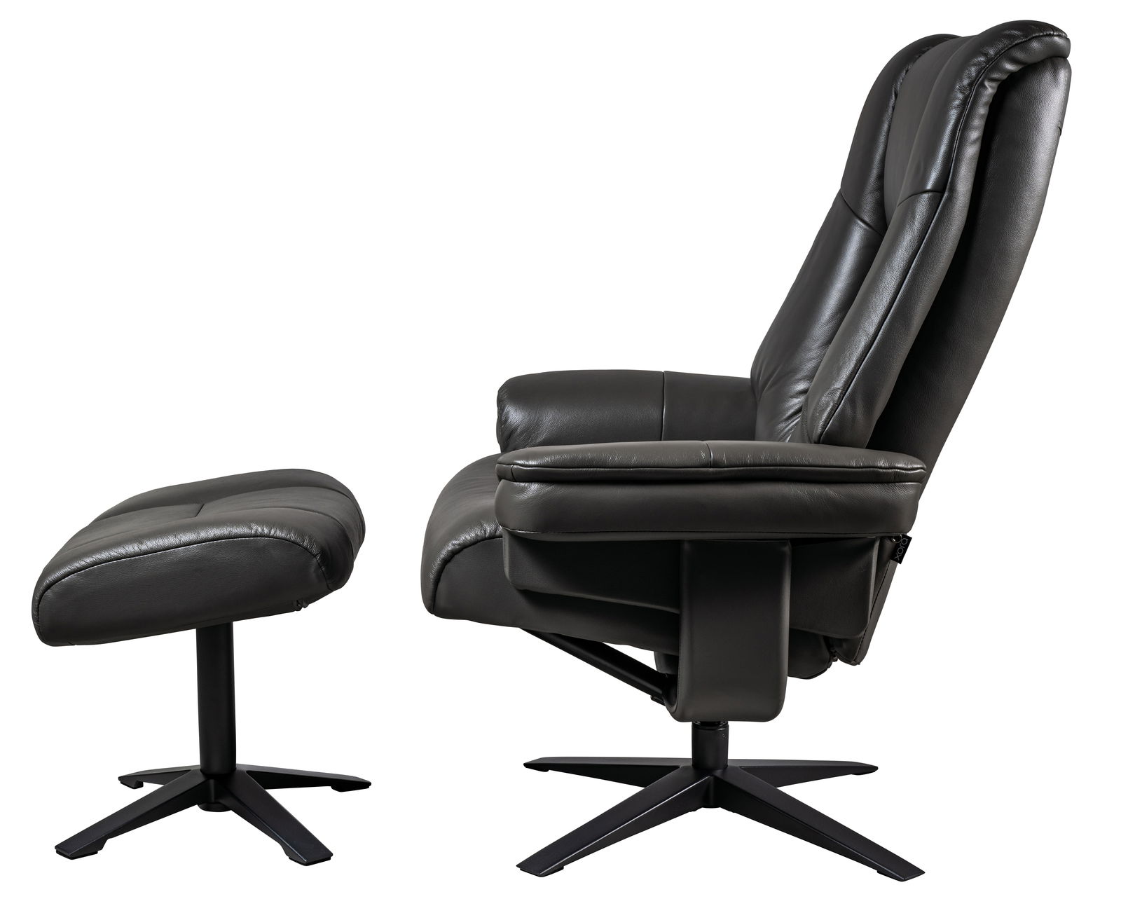 Seitenansicht eines schwarzen Relaxsessels mit passendem Hocker, beide auf drehbaren Metallfüßen.