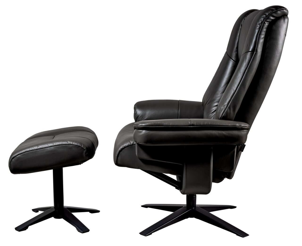Seitenansicht eines schwarzen Relaxsessels mit passendem Hocker, beide auf drehbaren Metallfüßen.