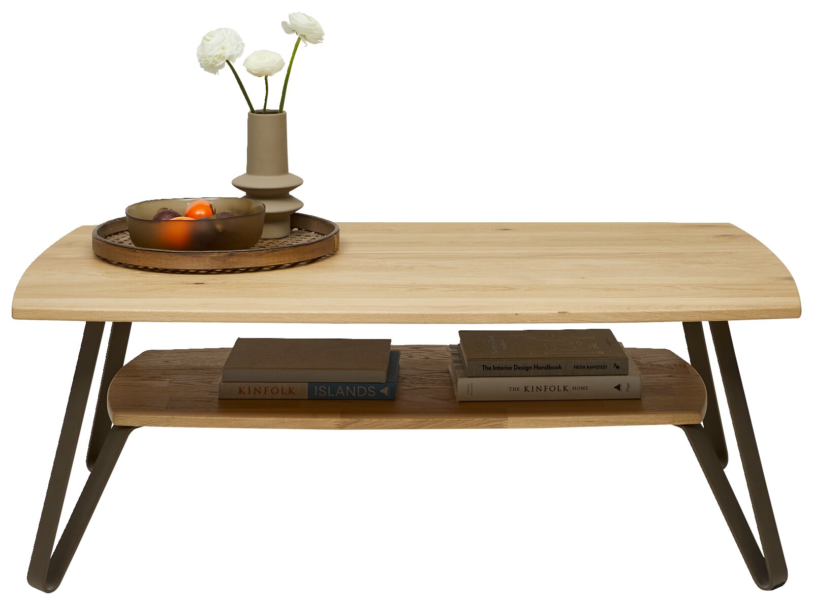 Moderner Couchtisch aus hellem Holz mit abgerundeter Tischplatte, dunklen Metallbeinen und Ablageboden; frontal in leicht erhöhter Perspektive, dekoriert mit Vase, Schale und Büchern.