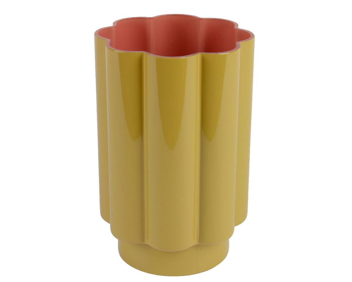 Gelbe Vase mit wellenförmigem Rand und rotem Innenraum, aus der Frontalperspektive fotografiert.
