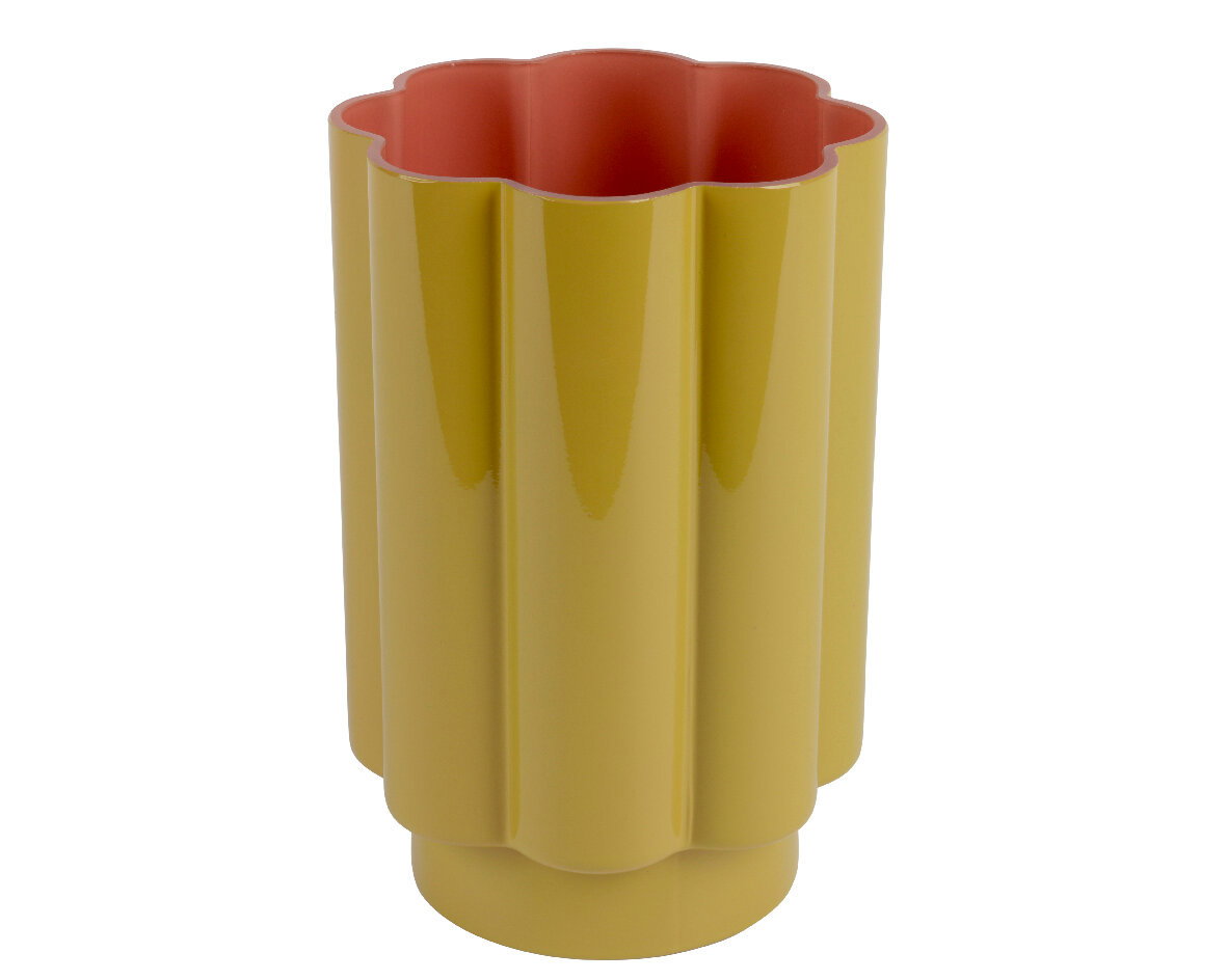 Gelbe Vase mit wellenförmigem Rand und rotem Innenraum, aus der Frontalperspektive fotografiert.