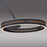 Moderne LED-Bogenleuchte in Nahaufnahme, seitliche Perspektive, mit elegantem Ringdesign und warmweißer Beleuchtung.