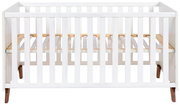 Weißes Babybett aus Holz, Vorderansicht mit Gitterstäben und erhöhtem Lattenrost.
