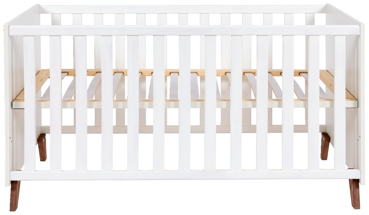 Weißes Babybett aus Holz, Vorderansicht mit Gitterstäben und erhöhtem Lattenrost.