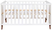 Weißes Babybett aus Holz, Vorderansicht mit Gitterstäben und erhöhtem Lattenrost.