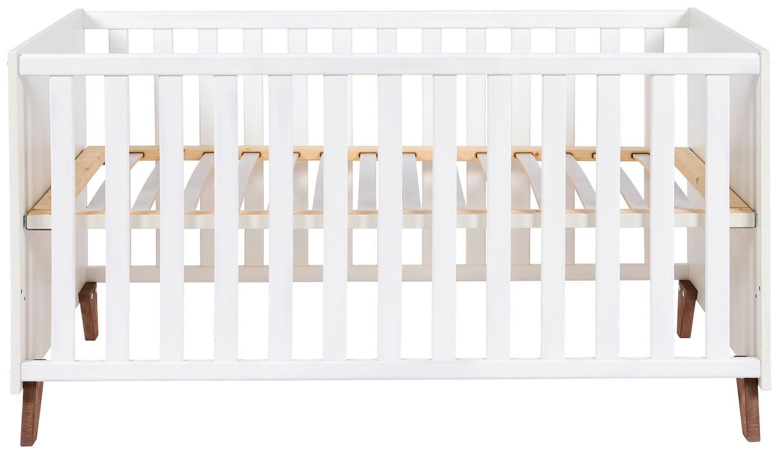 Weißes Babybett aus Holz, Vorderansicht mit Gitterstäben und erhöhtem Lattenrost.