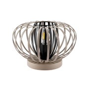 Moderne tafellamp met een bolvormig, open ontwerp van metalen spanten, zijaanzicht
