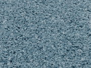 Nahaufnahme eines blauen Uni-Teppichs mit weicher, flauschiger Textur.