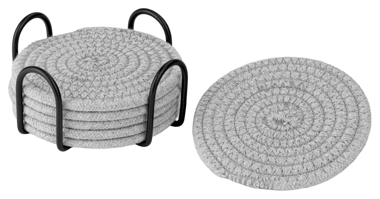 Graue Baumwolluntersetzer in einem schwarzen Halter, von oben und seitlich betrachtet.