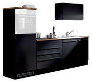 Moderner Küchenblock in schwarzem Design mit Holzarbeitsplatte, bestehend aus einem hohen Schrank mit Backofenfach, mehreren Schubladen und einem Spülbecken. Perspektive von vorne.
