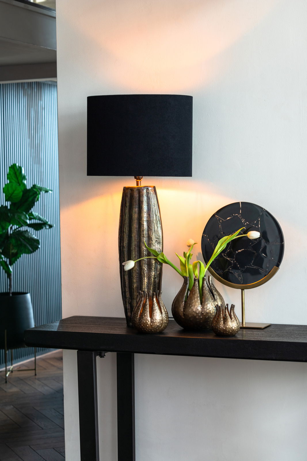 Light&Living Lampenschirm VELOURS Eleganter, ovaler Lampenschirm in Schwarz auf einem dekorativen Tisch mit Vasen und Pflanzen, seitliche Perspektive.