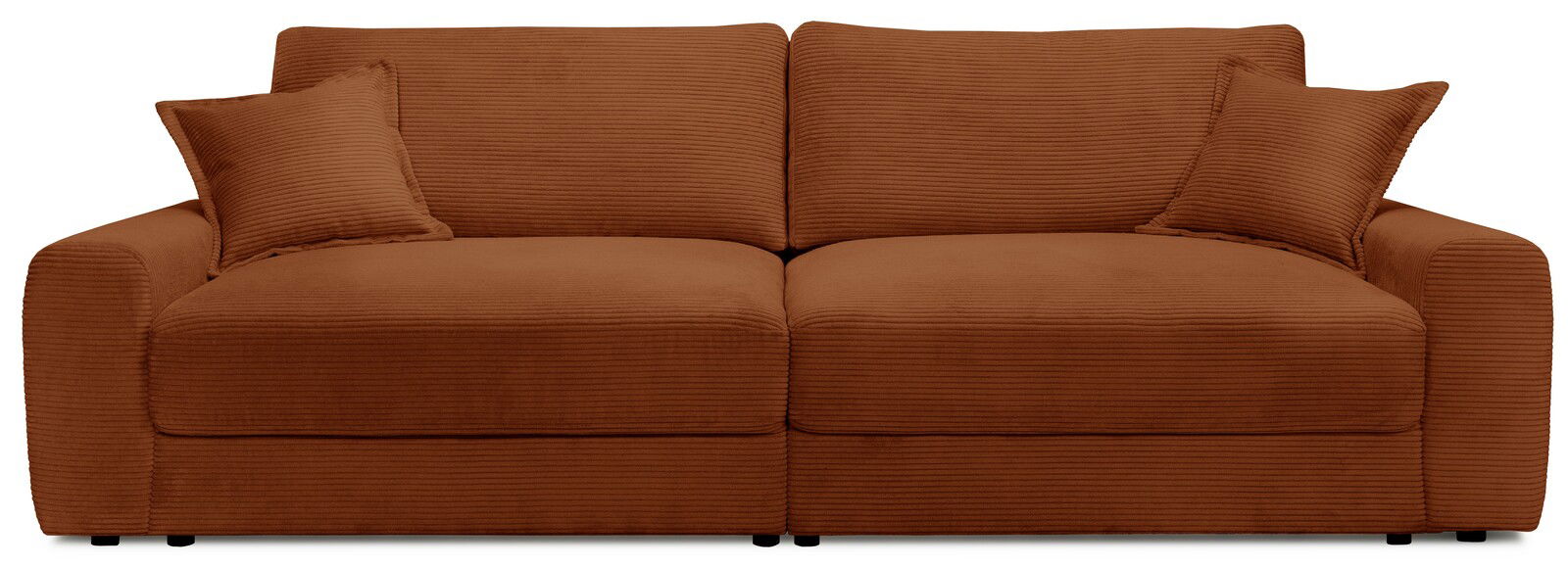 Frontale Ansicht eines großen, braunen Sofas mit zwei passenden Kissen, bezogen mit einem gerippten Stoff.