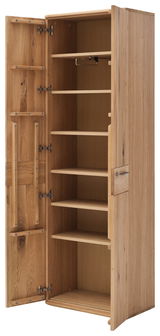 Geöffneter Garderobenschrank aus Holz mit mehreren Regalböden, seitliche Perspektive