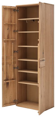 Geöffneter Garderobenschrank aus Holz mit mehreren Regalböden, seitliche Perspektive