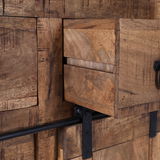 Nahaufnahme eines rustikalen Holzsekretärs mit geöffneter Schublade und Metallgriff, seitliche Perspektive.