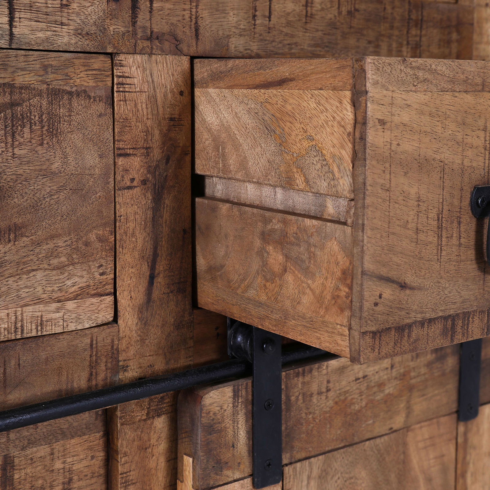 Nahaufnahme eines rustikalen Holzsekretärs mit geöffneter Schublade und Metallgriff, seitliche Perspektive.