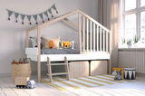 Kinderzimmer mit einem Hochbett in Hausform, dekoriert mit Kissen und Spielzeug, seitliche Perspektive