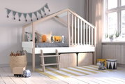 Kinderzimmer mit einem Hochbett in Hausform, dekoriert mit Kissen und Spielzeug, seitliche Perspektive