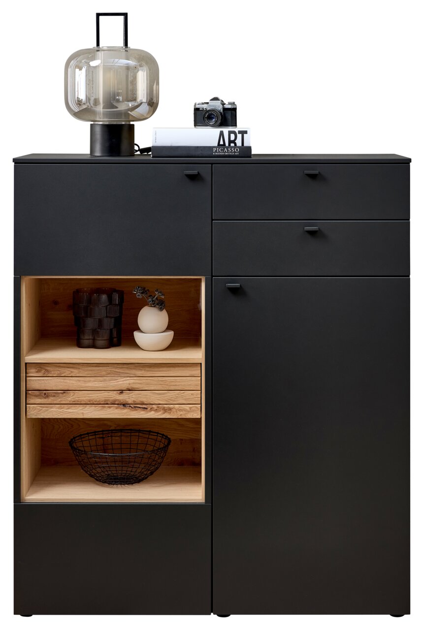 Modernes Highboard in schwarzem Design mit Holzdetails, dekoriert mit einer Lampe, Kamera und Büchern auf der Oberseite. Frontale Perspektive.
