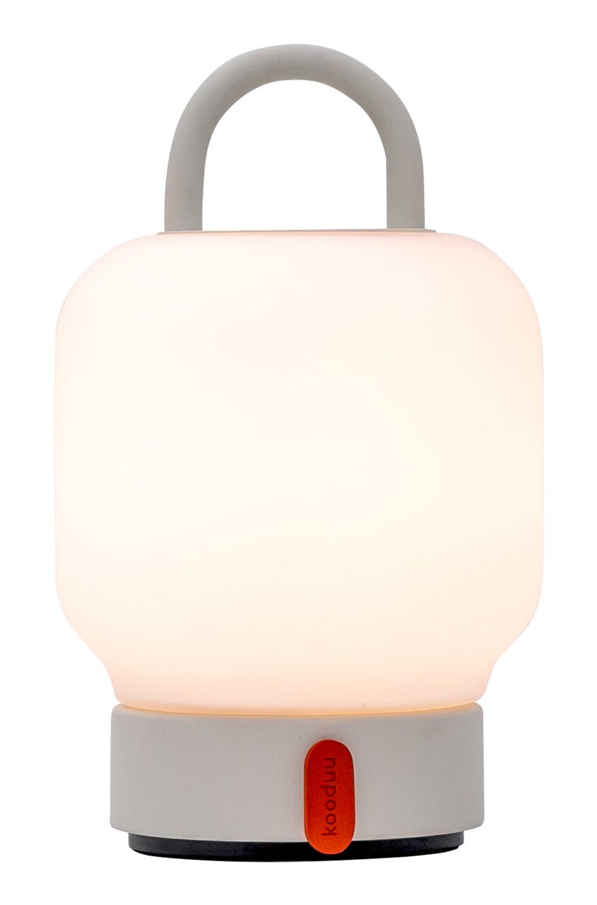 Tragbare weiße Lampe mit Griff, frontal abgebildet, auf einem grauen Sockel mit rotem Akzent.