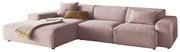 Rosa Ecksofa mit Ottomane links, dekoriert mit Kissen und Decke, seitliche Perspektive