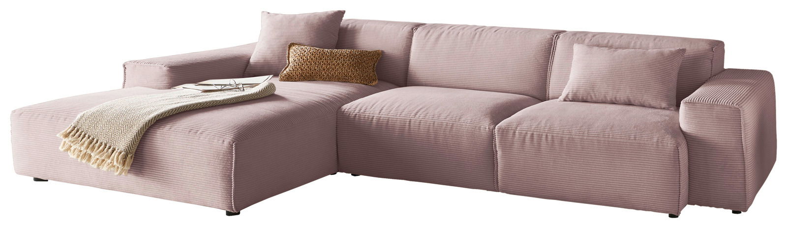 Rosa Ecksofa mit Ottomane links, dekoriert mit Kissen und Decke, seitliche Perspektive