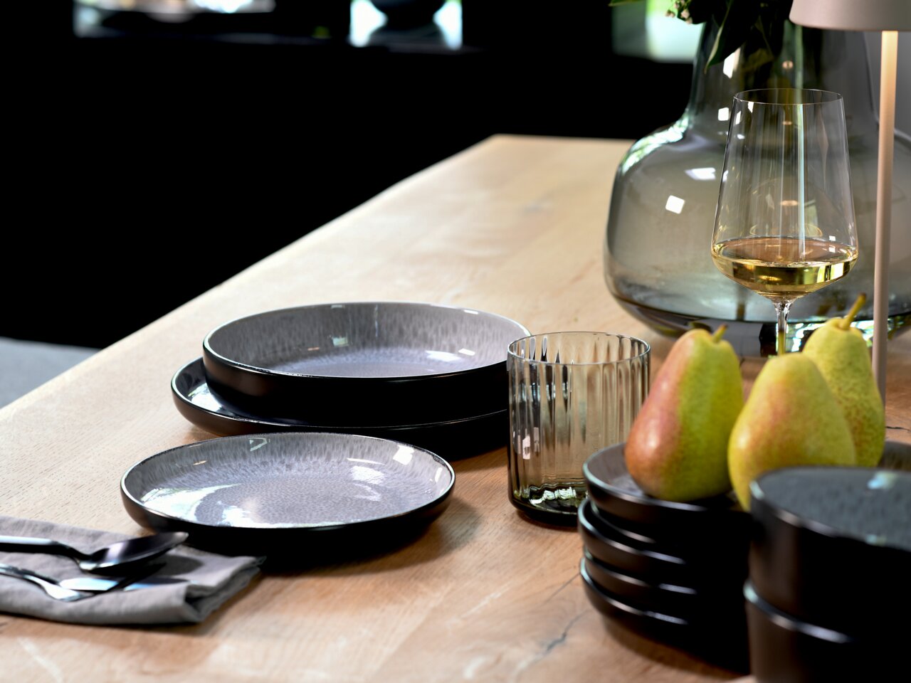 Elegantes Tellerset 18-tlg. Frost auf einem gedeckten Tisch, seitliche Perspektive