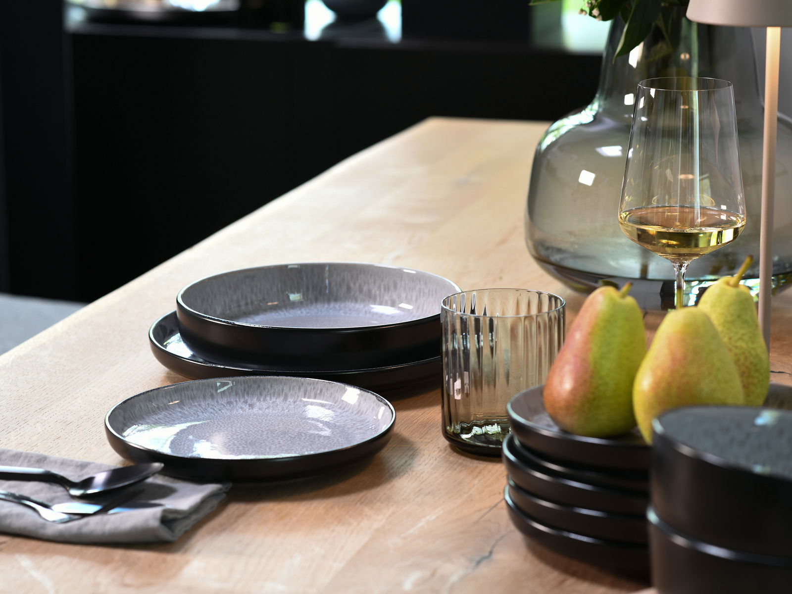 Elegantes Tellerset 18-tlg. Frost auf einem gedeckten Tisch, seitliche Perspektive