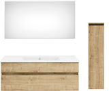 Frontale Ansicht einer modernen Badkombination mit großem Spiegel, Waschbeckenunterschrank in Holzoptik und hohem, schmalem Schrank.