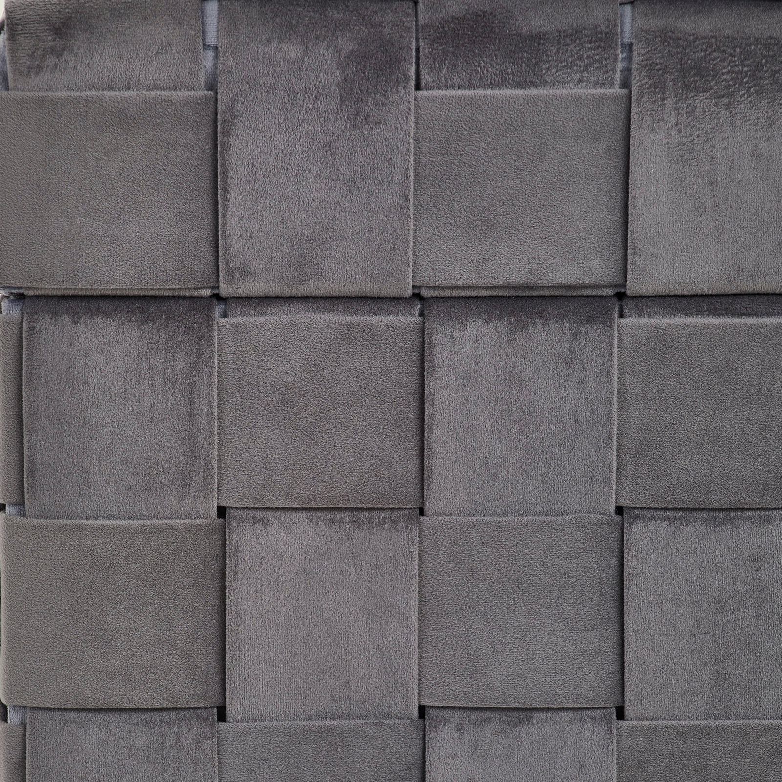 Nahaufnahme eines grauen, geflochtenen Stoffmusters eines Hockers mit Stauraum, von vorne betrachtet.