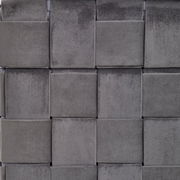 Nahaufnahme eines grauen, geflochtenen Stoffmusters eines Hockers mit Stauraum, von vorne betrachtet.